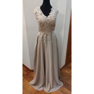 Elegant Lace Wedding Dress in Cream